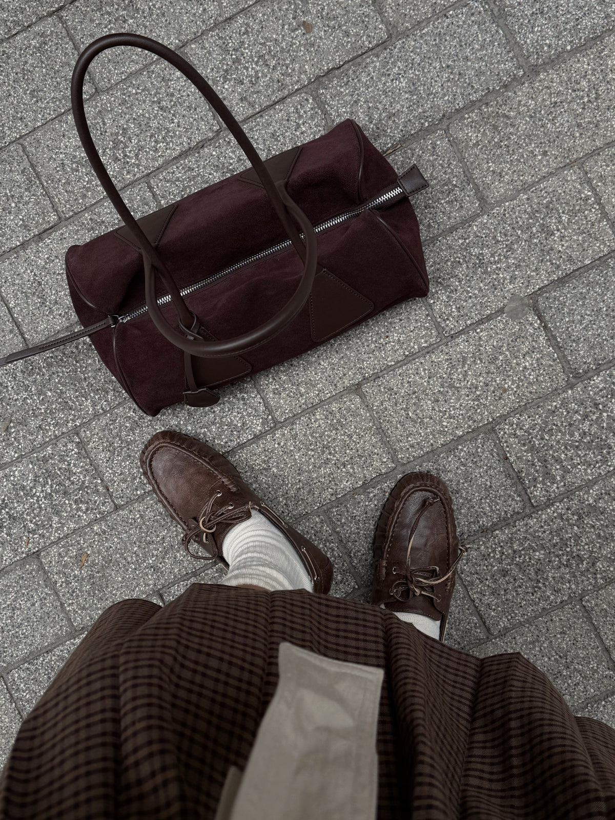 Sac Lulu en daim véritable brun foncé vu de côté