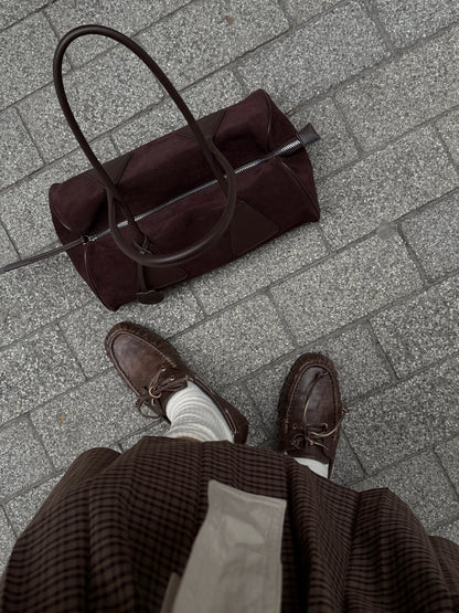 Sac Lulu en daim véritable brun foncé vu de côté