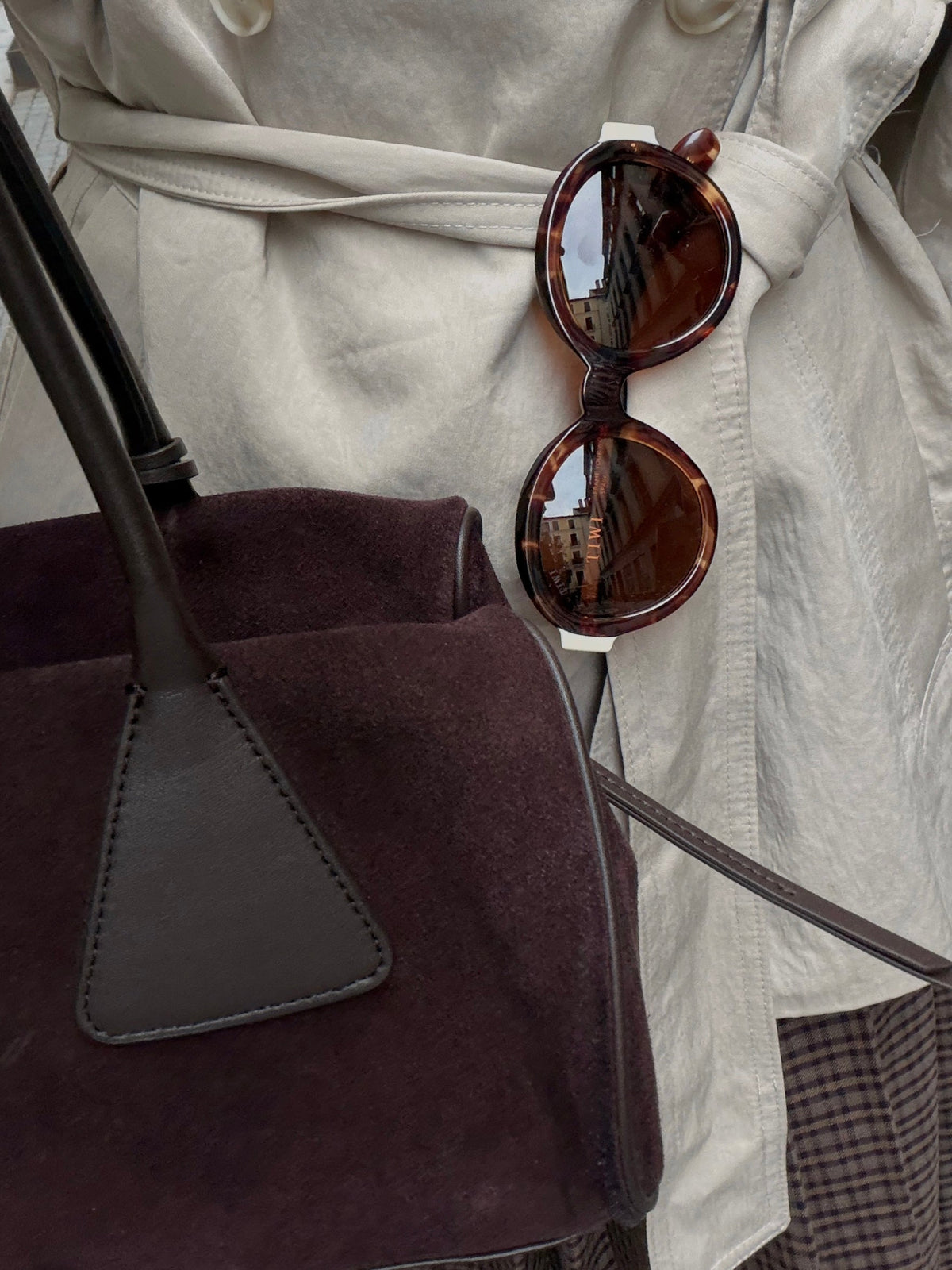 Sac Lulu en daim véritable brun foncé porté à l'épaule