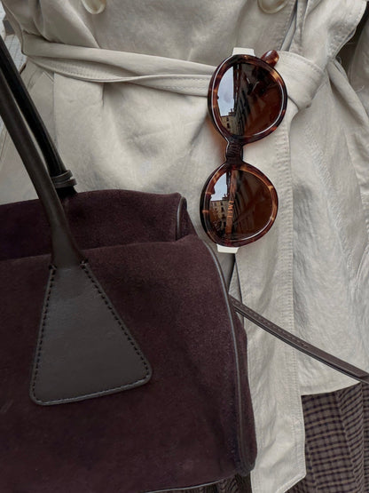 Sac Lulu en daim véritable brun foncé porté à l'épaule