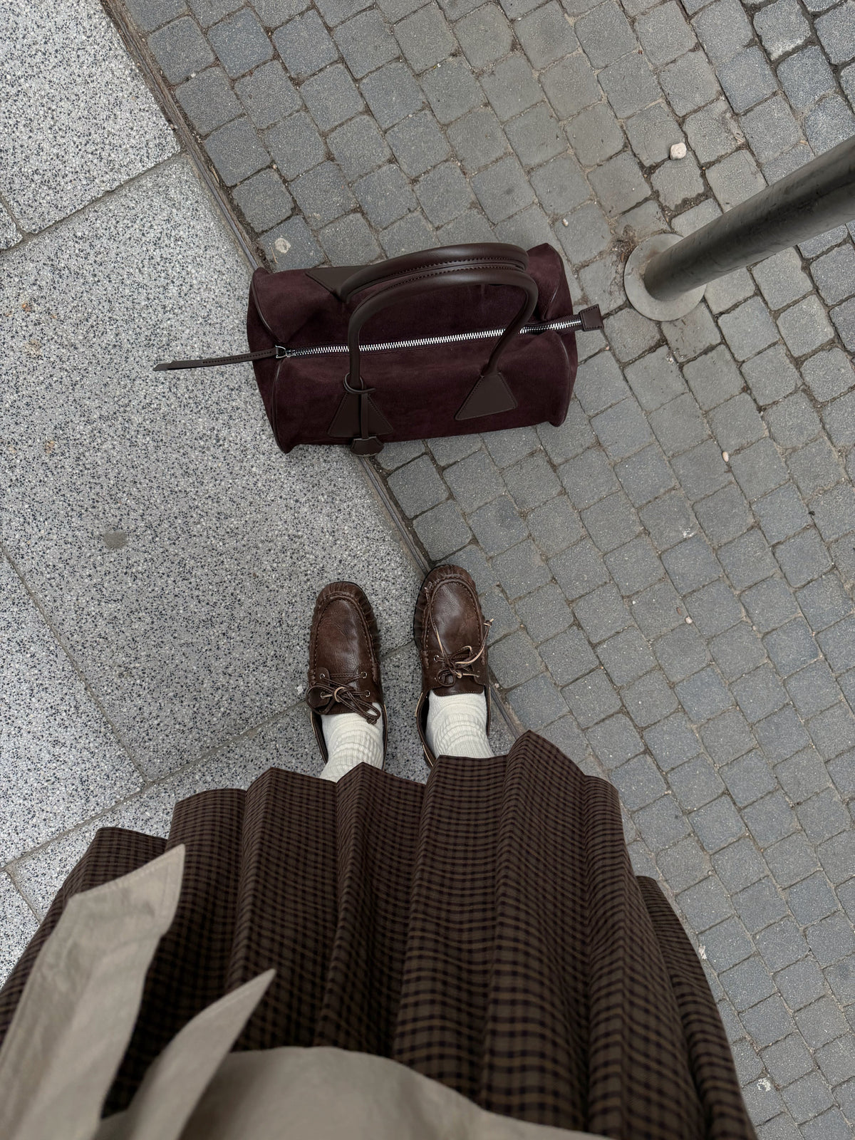Sac Lulu en daim véritable brun foncé en situation