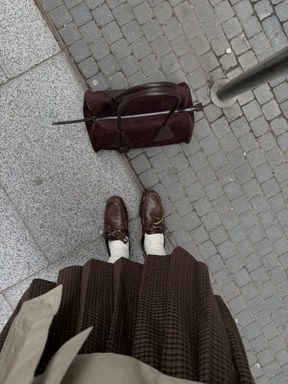 Sac Lulu en daim véritable brun foncé en situation