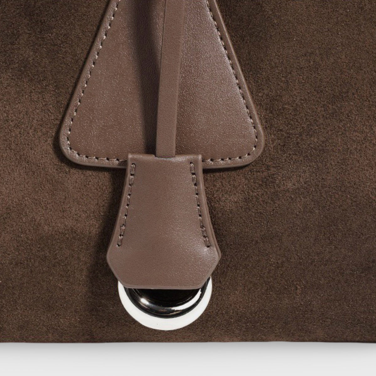 Sac Lulu en daim véritable taupe porté à l'épaule