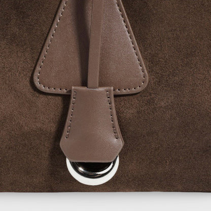 Sac Lulu en daim véritable taupe porté à l'épaule