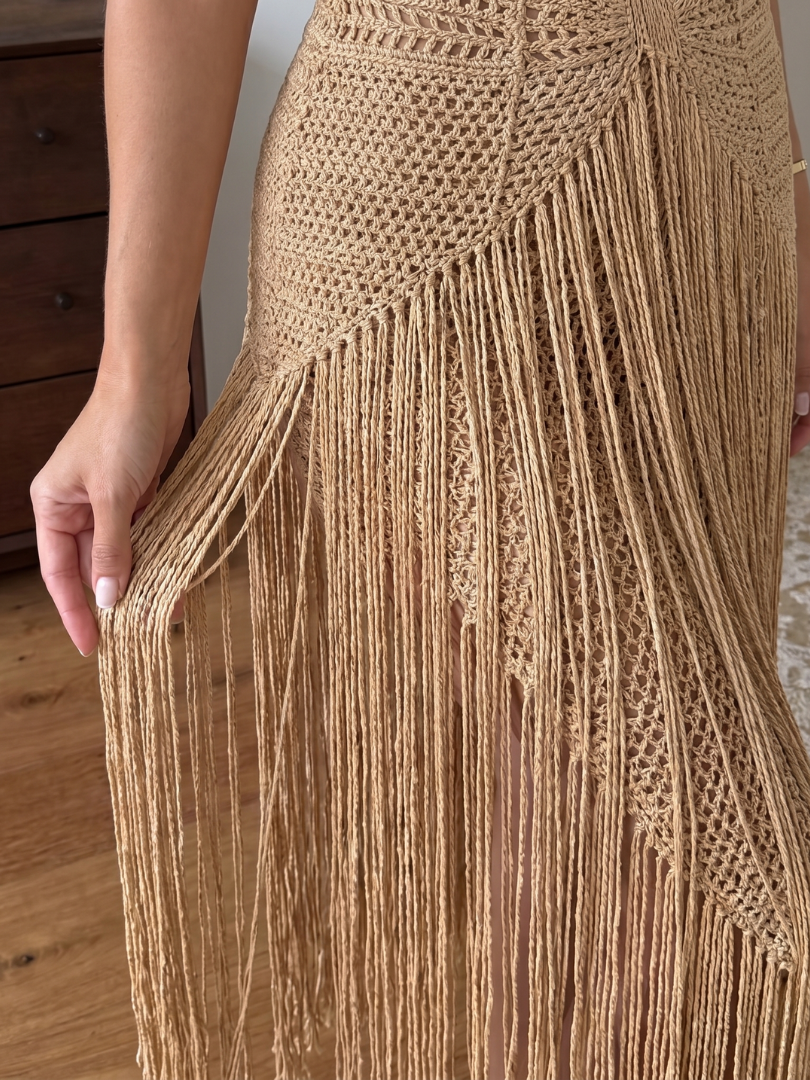 Marion — Robe longue en maille ajourée à col licou et franges