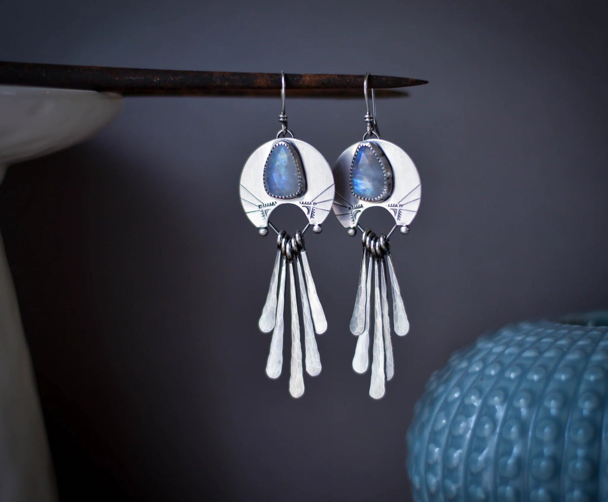 Lune à Franges | Boucles d'oreilles argentées avec franges et pierre bleue – Vue 01