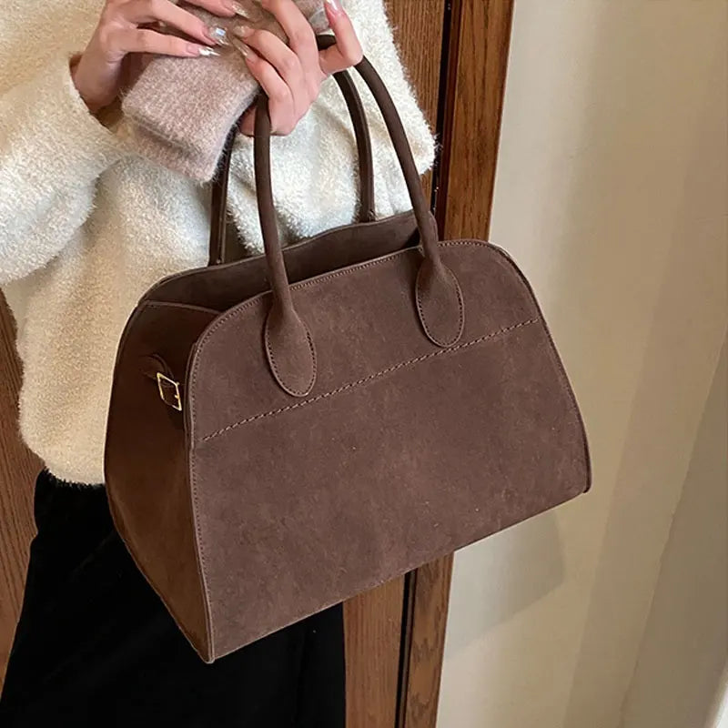 Sac en daim Moiré brun foncé porté à l'épaule