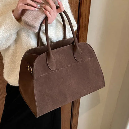 Sac en daim Moiré brun foncé porté à l'épaule