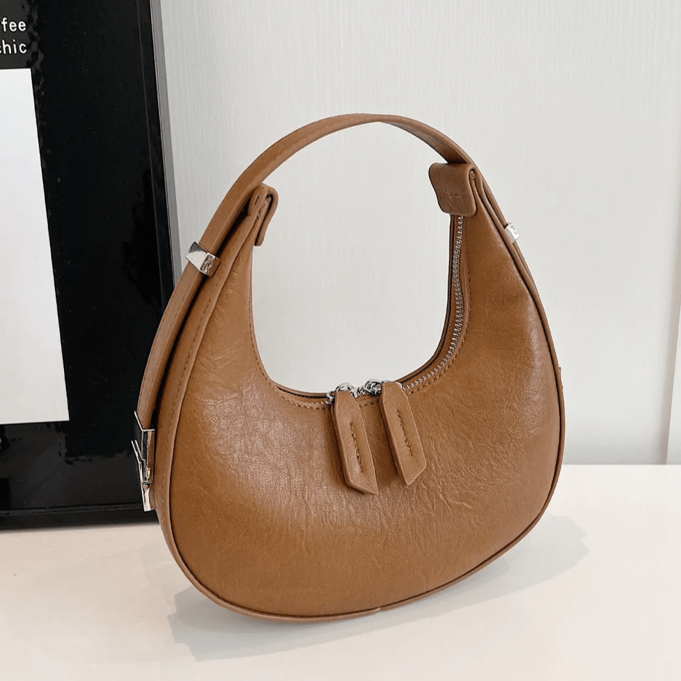 Sac demi-lune Lune cognac vu de trois quarts