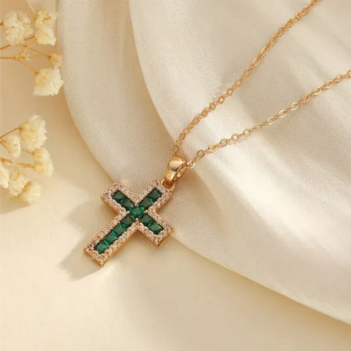 Solange | Collier croix avec pierre verte – Vue 01