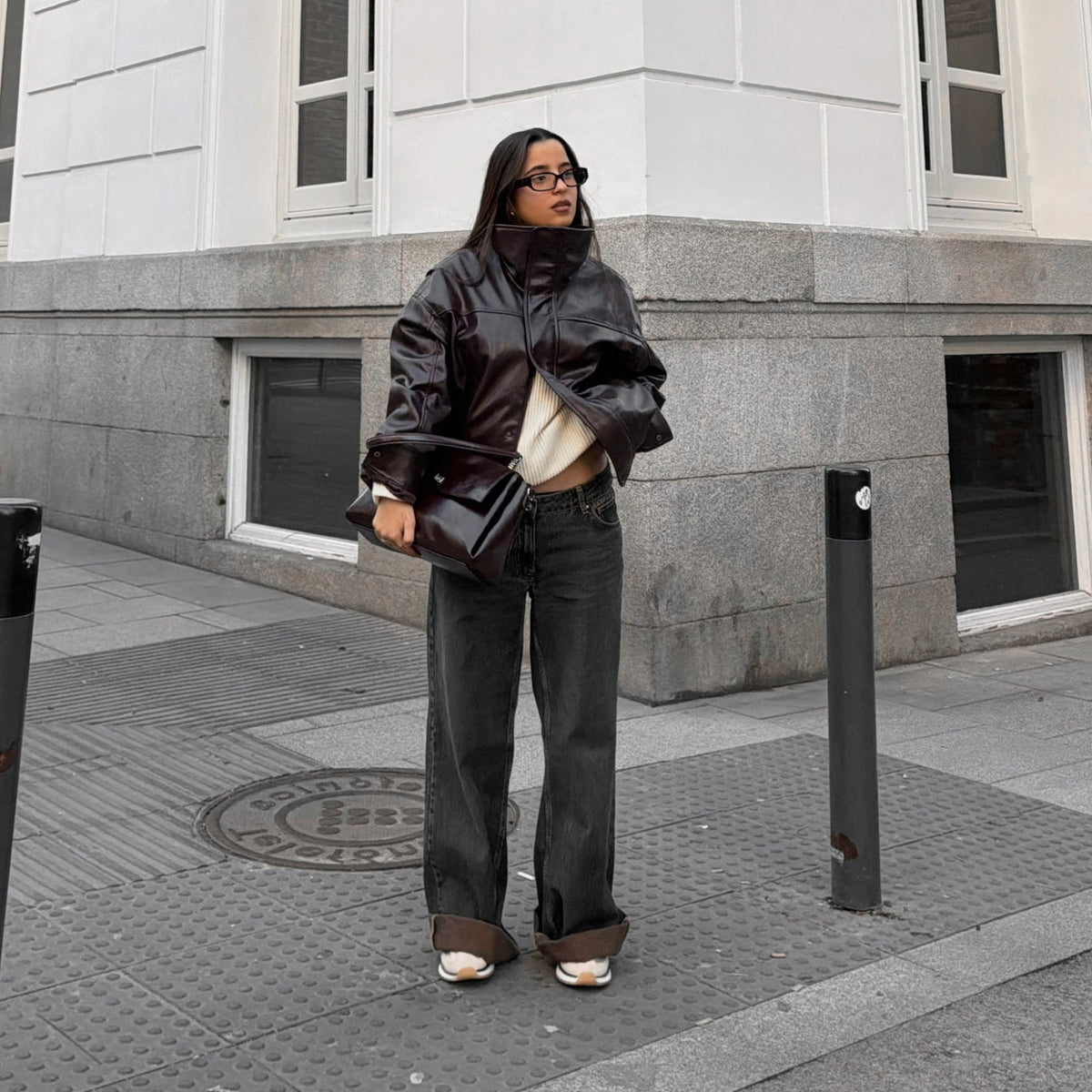 Sac porté épaule Nola en cuir véritable bordeaux vu de trois quarts