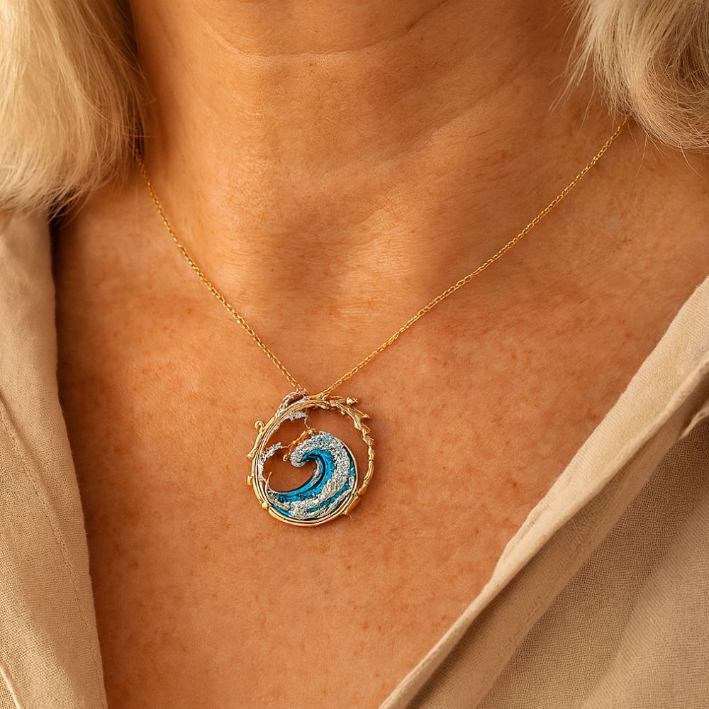 Couronne Ondulée | Collier avec pendentif vague bleu et détails scintillants – Vue 01
