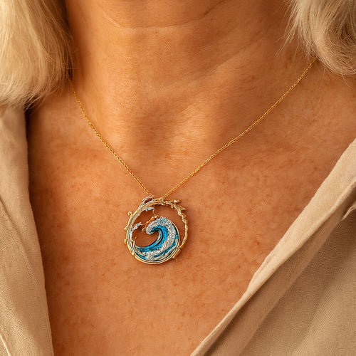 Couronne Ondulée | Collier avec pendentif vague bleu et détails scintillants – Vue 01