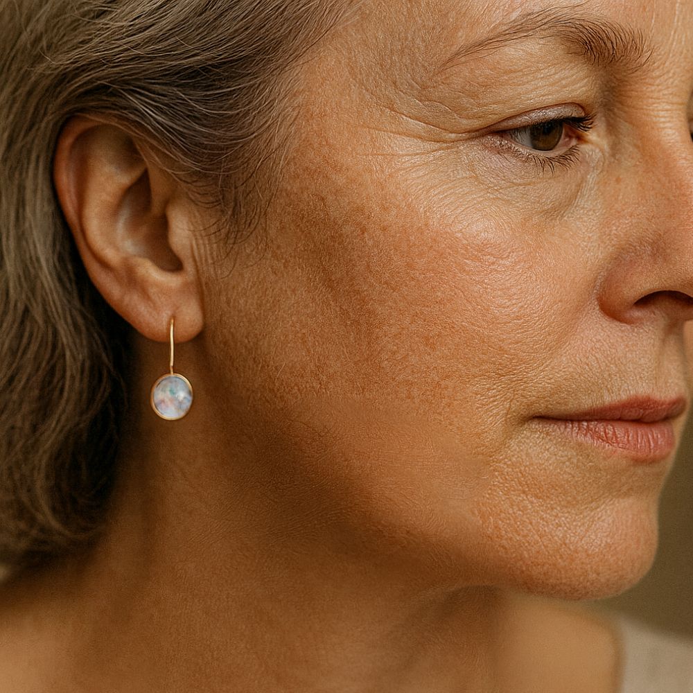 Éclat Laiteux | Boucles d'oreilles dorées avec détail blanc aux reflets opalins – Vue 02