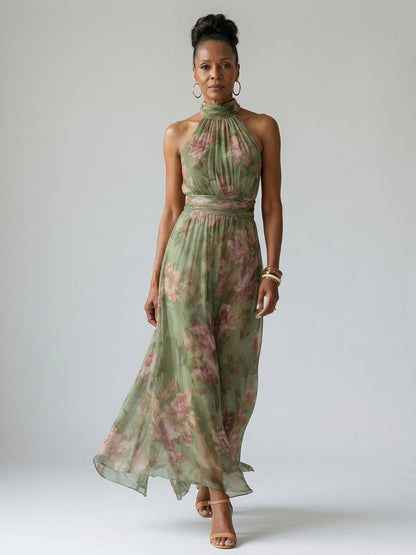 Robe longue fleurie vert sauge portée avec des sandales