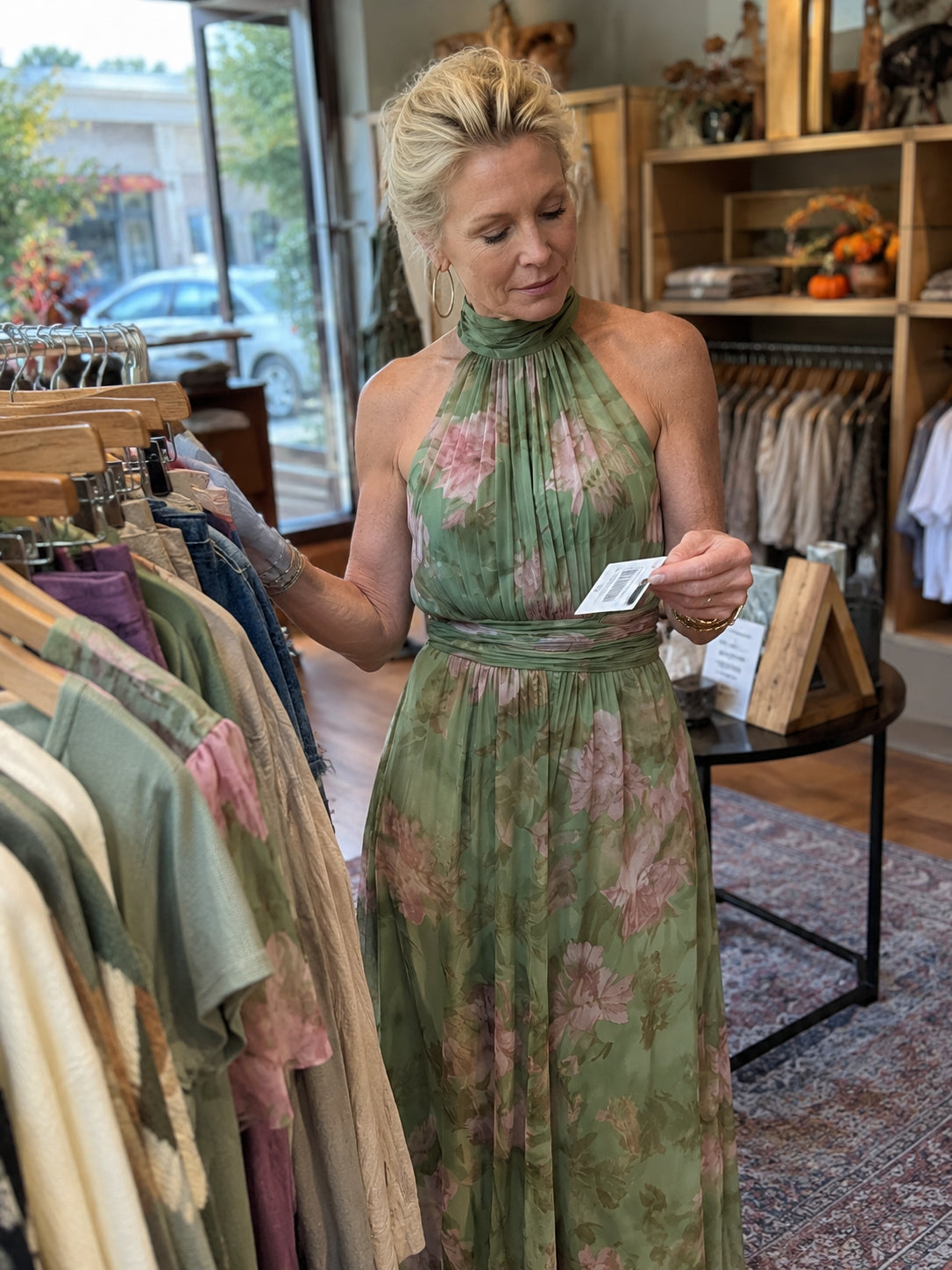 Robe longue fleurie portée en boutique