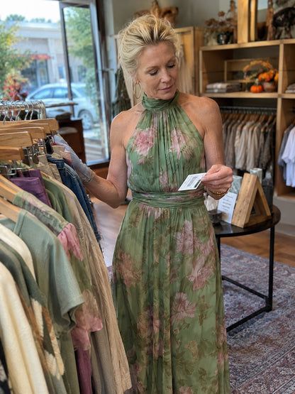 Robe longue fleurie portée en boutique