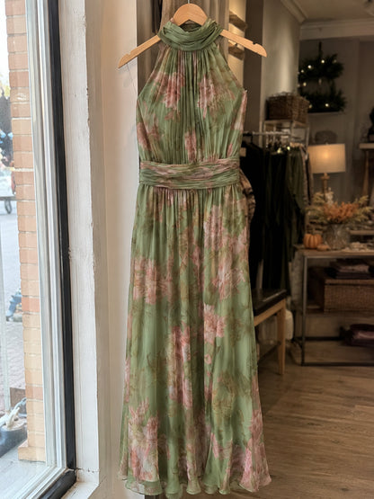 Robe longue fleurie à col licou présentée sur cintre