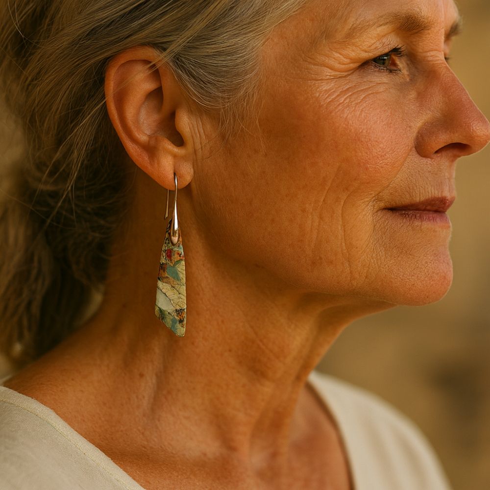 Teinte Terre | Boucles d'oreilles gouttes argentées avec pierre au motif naturel – Vue 02