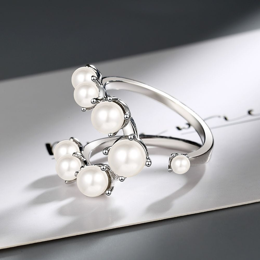 Branche Perlée | Bague argentée avec perles blanches sur fils courbés – Vue 01