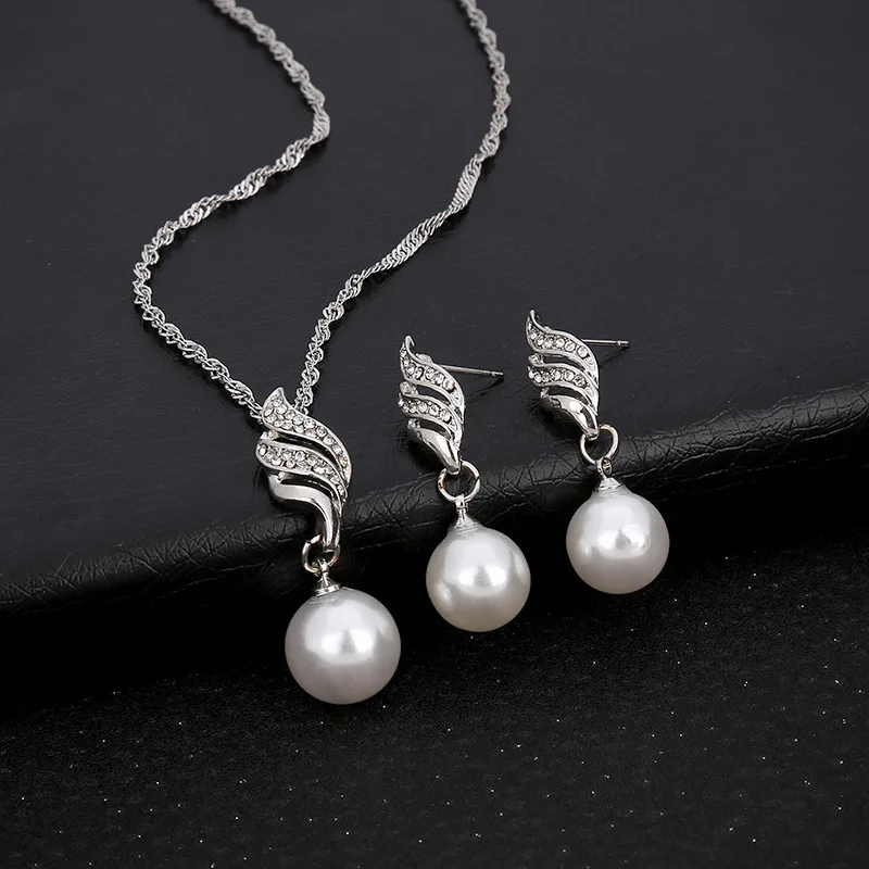 Roxane | Parure argentée avec perles blanches – Vue 01