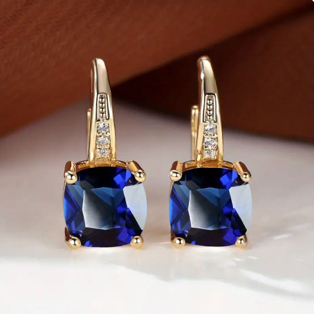 Regard Bleu | Boucles d'oreilles dorées avec pierre bleue – Vue 01