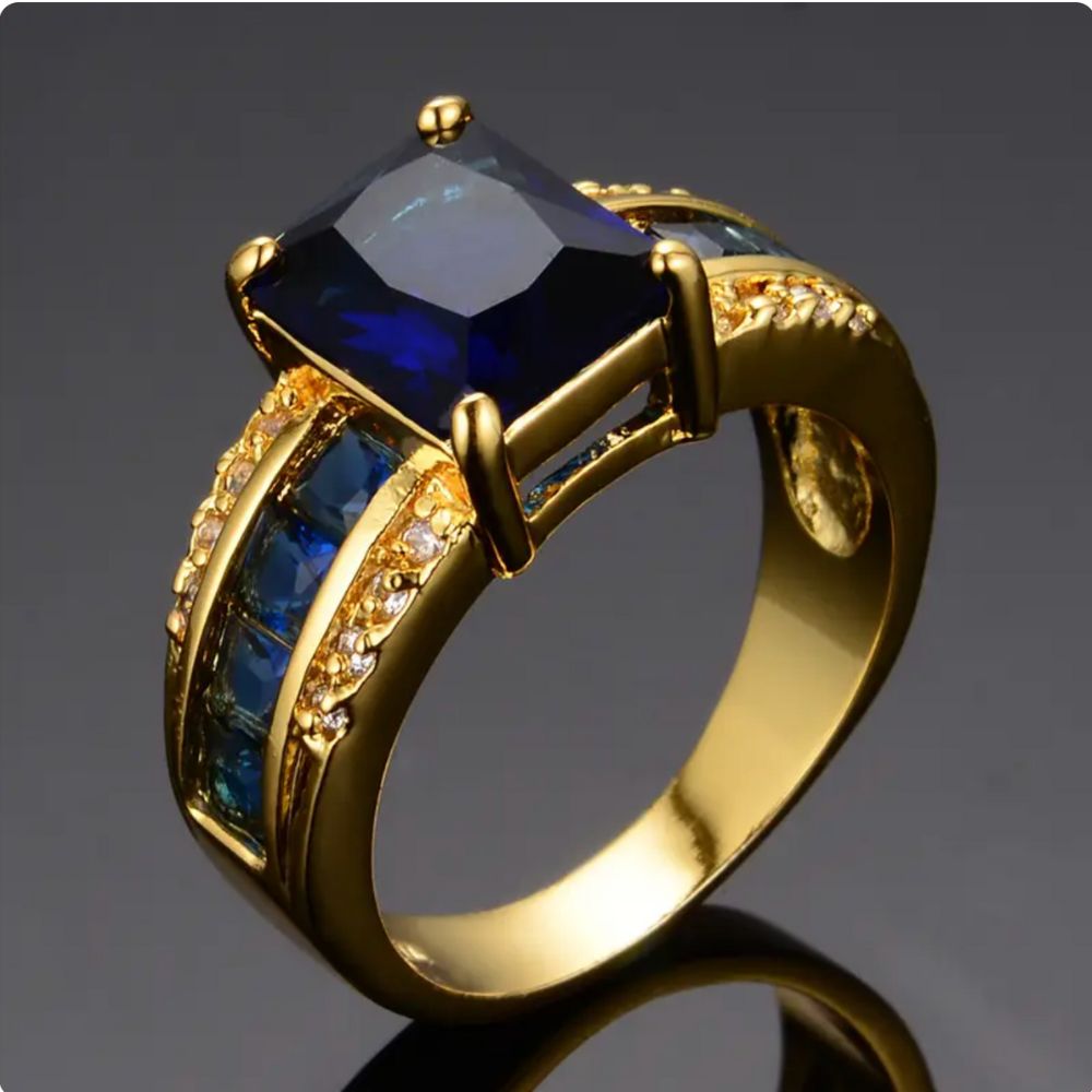Bleu Profond | Bague dorée avec grande pierre bleue – Vue 01