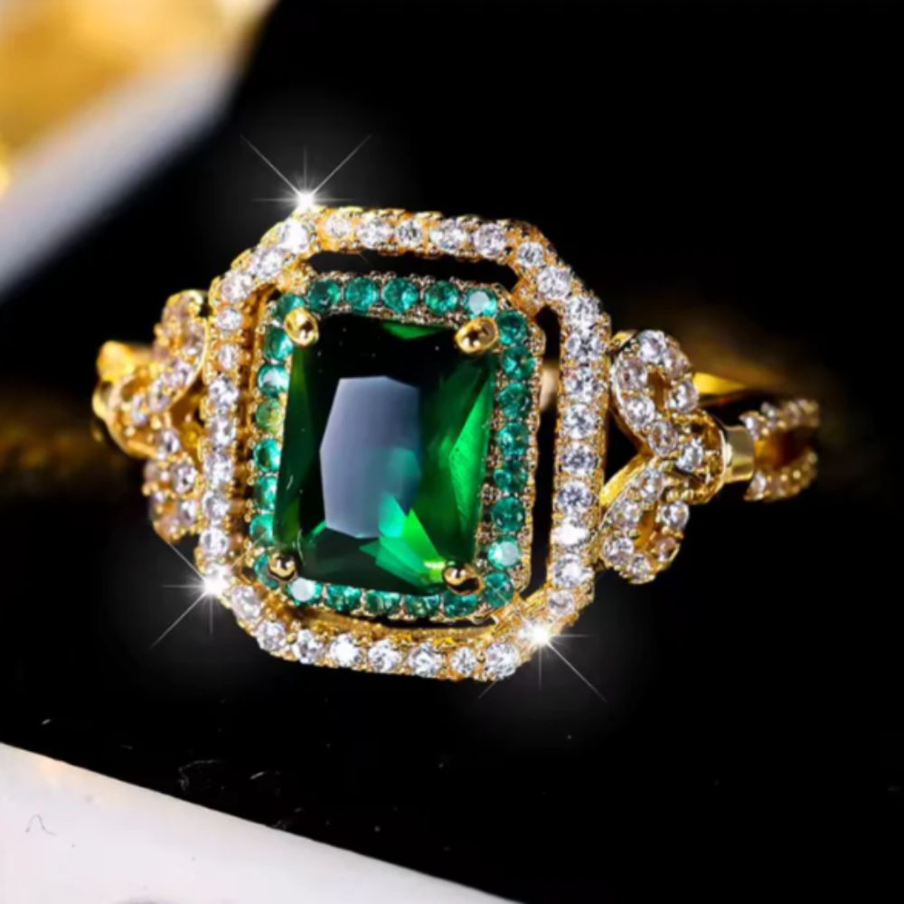 Bague dorée avec grande pierre verte rectangulaire et pierres claires