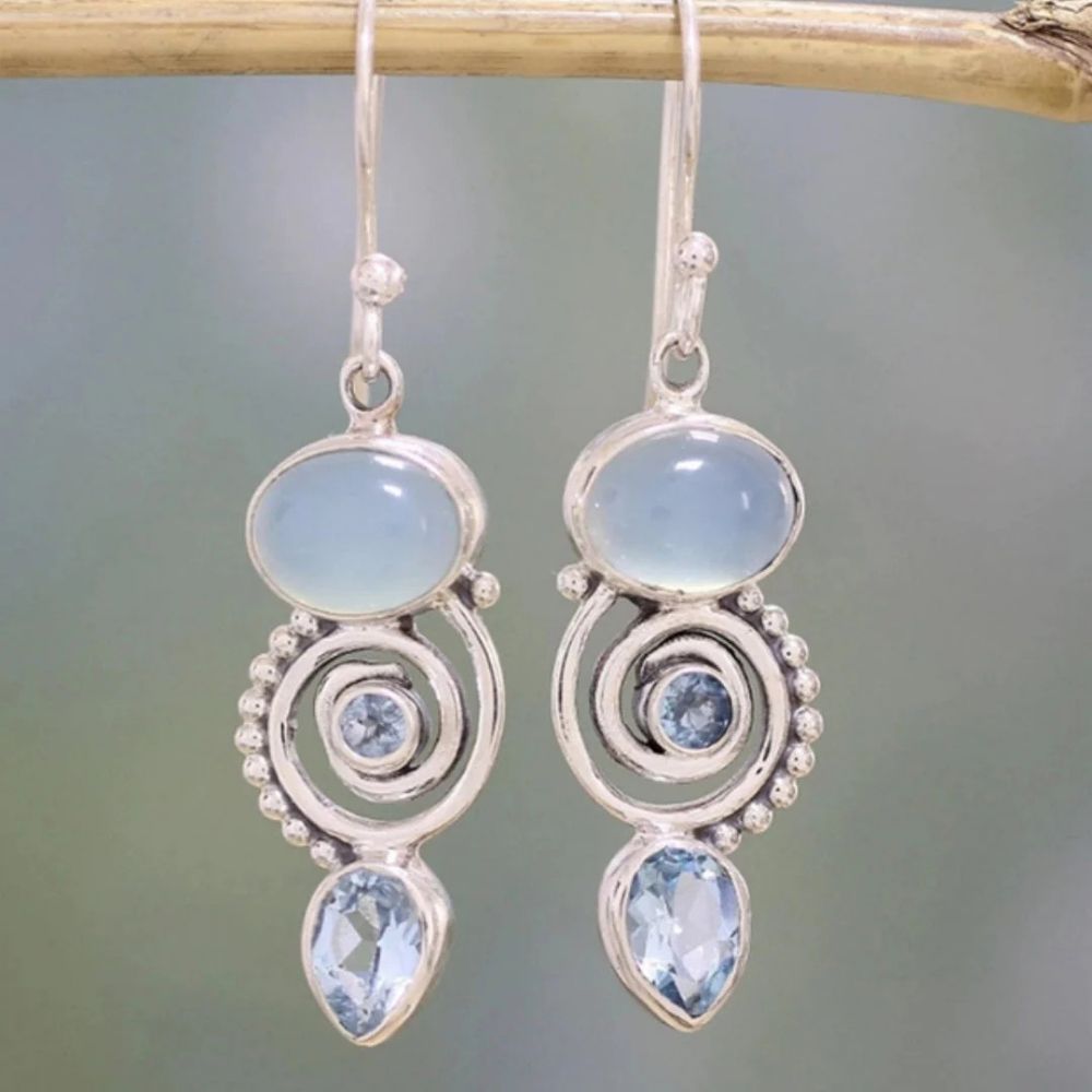 Cascade Lunaire | Boucles d'oreilles argentées avec spirale et pierre bleu clair – Vue 01
