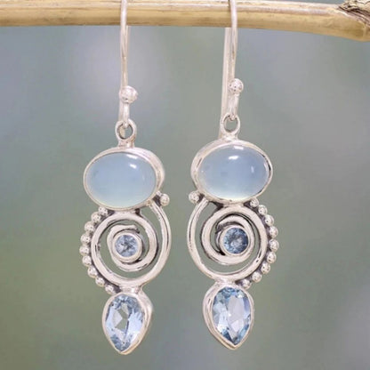 Cascade Lunaire | Boucles d'oreilles argentées avec spirale et pierre bleu clair – Vue 01