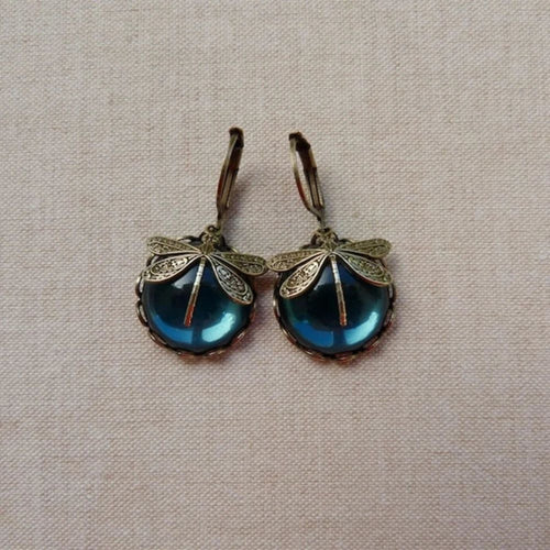 Bleu Nuit | Boucles d'oreilles bronze avec pierre bleu foncé – Vue 01