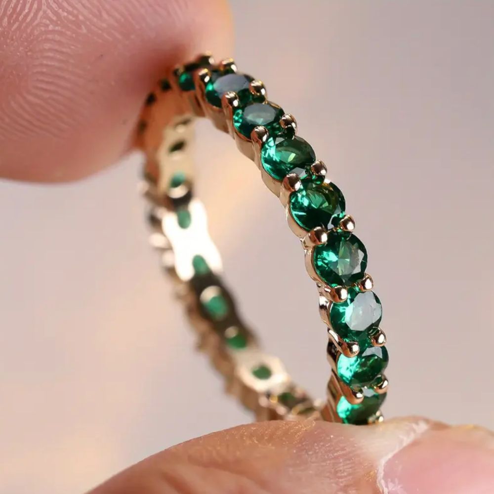Anneau Vert | Bague fine éternité dorée avec pierres vertes – Vue 01