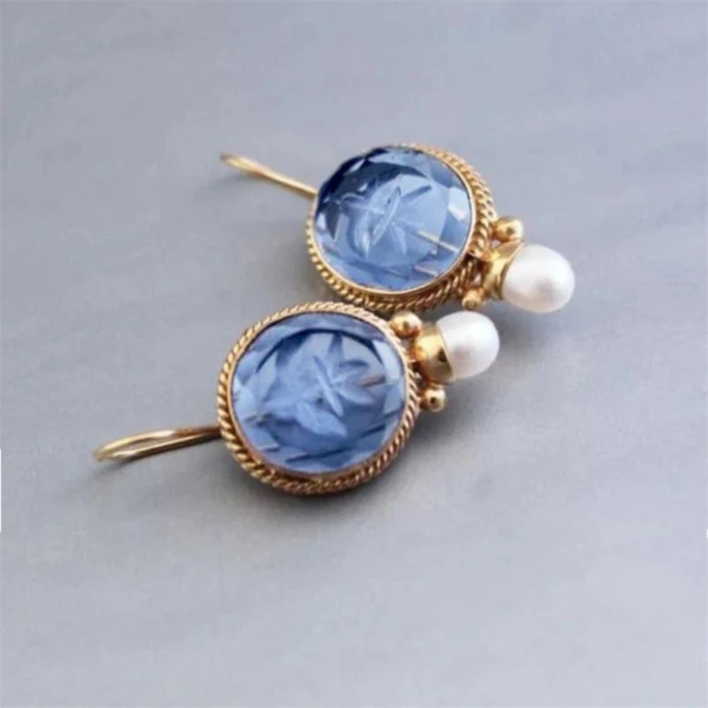 Camée Ancien | Boucles d'oreilles dorées avec pierre bleue et perle blanche – Vue 01