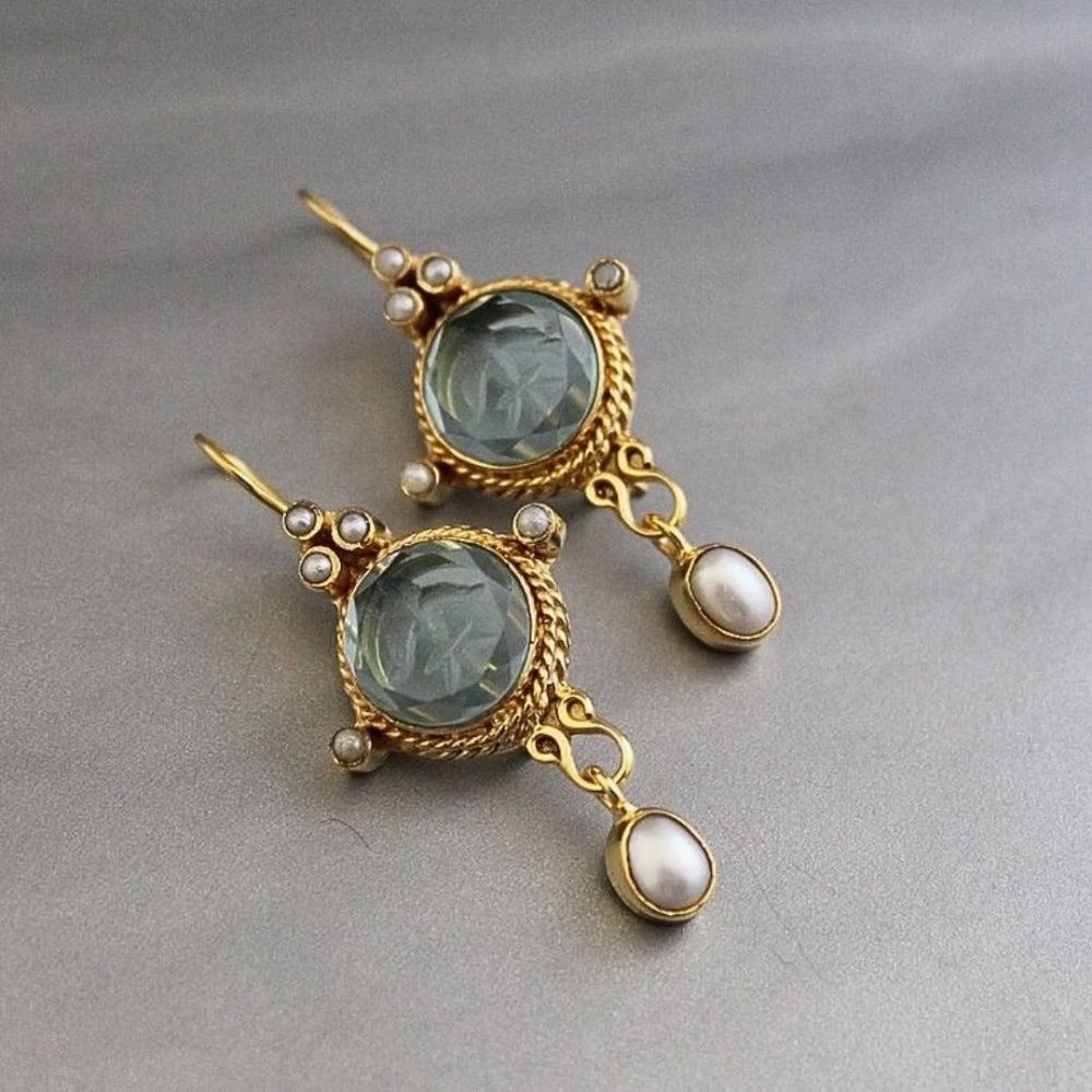 Regard de Cordon | Boucles d'oreilles dorées avec pierre claire et détail ovale blanc – Vue 01