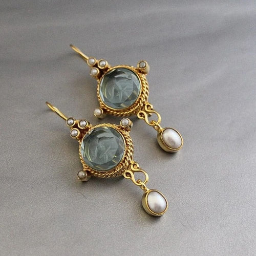 Regard de Cordon | Boucles d'oreilles dorées avec pierre claire et détail ovale blanc – Vue 01