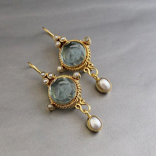Regard de Cordon | Boucles d'oreilles dorées avec pierre claire et détail ovale blanc – Vue 01
