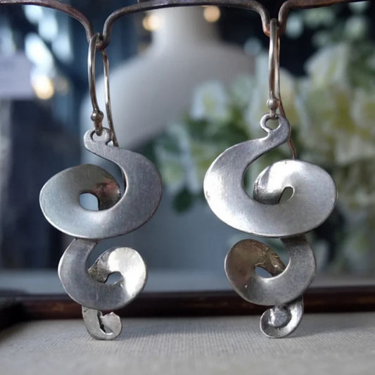 Onde d'Argent | Boucles d'oreilles argentées à la forme torsadée – Vue 01