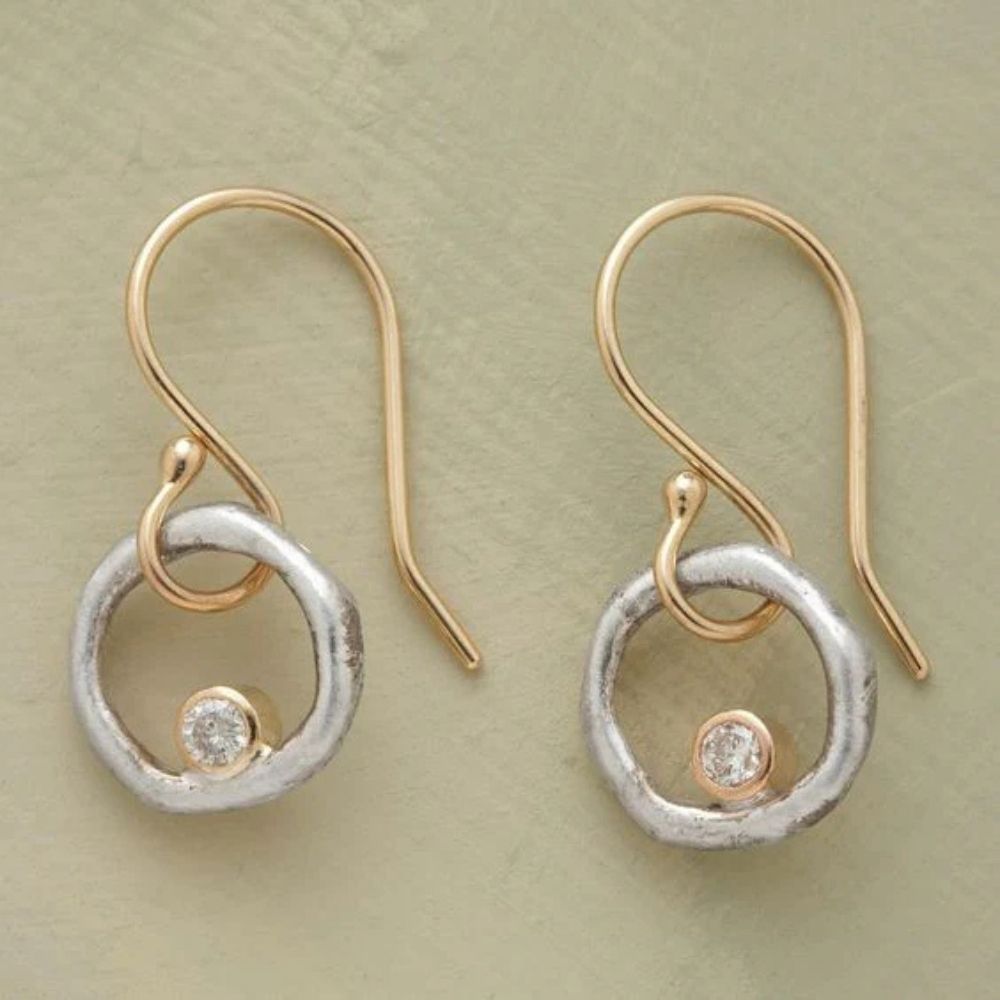 Éclat Circulaire | Boucles d'oreilles avec cercle en deux couleurs de métal – Vue 01