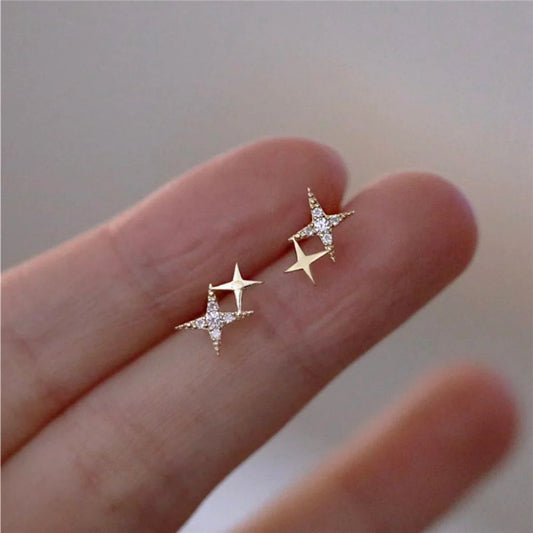 Mini Étoile | Boucles d'oreilles étoile dorées avec pierres claires – Vue 01