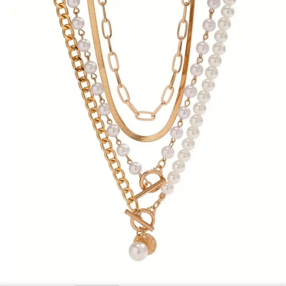 Perrine | Ensemble superposé avec perles blanches et chaînes dorées – Vue 01