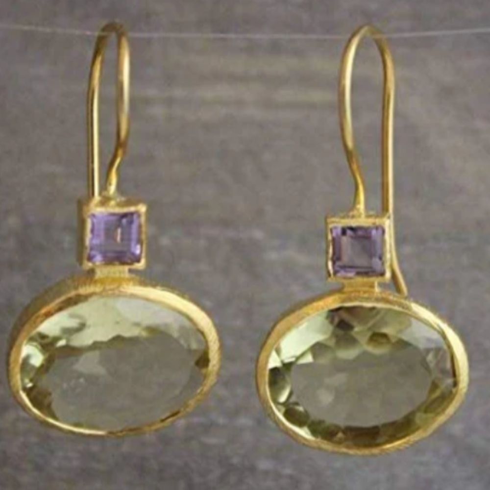 Lumière d'Olive | Boucles d'oreilles dorées avec pierres vertes – Vue 01