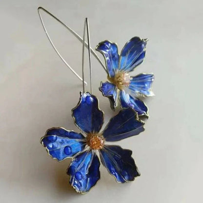 Floraison Bleue | Longues boucles d'oreilles dorées avec fleur bleue – Vue 01