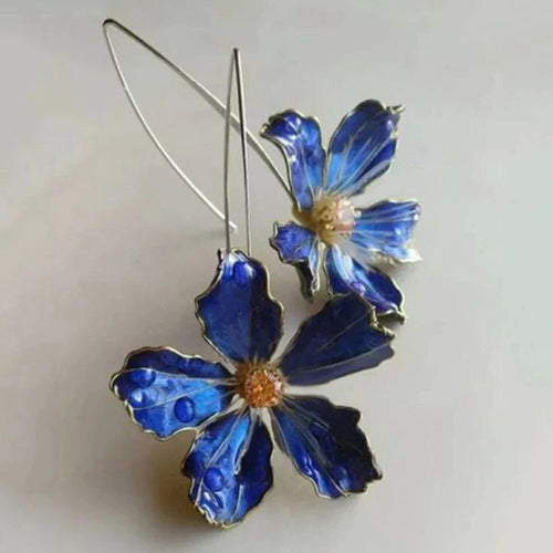 Floraison Bleue | Longues boucles d'oreilles dorées avec fleur bleue – Vue 01