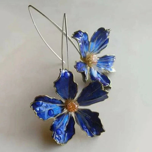 Floraison Bleue | Longues boucles d'oreilles dorées avec fleur bleue – Vue 01