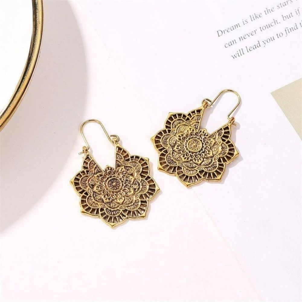 Éventail Mandala | Boucles d'oreilles dorées à motif mandala – Vue 01