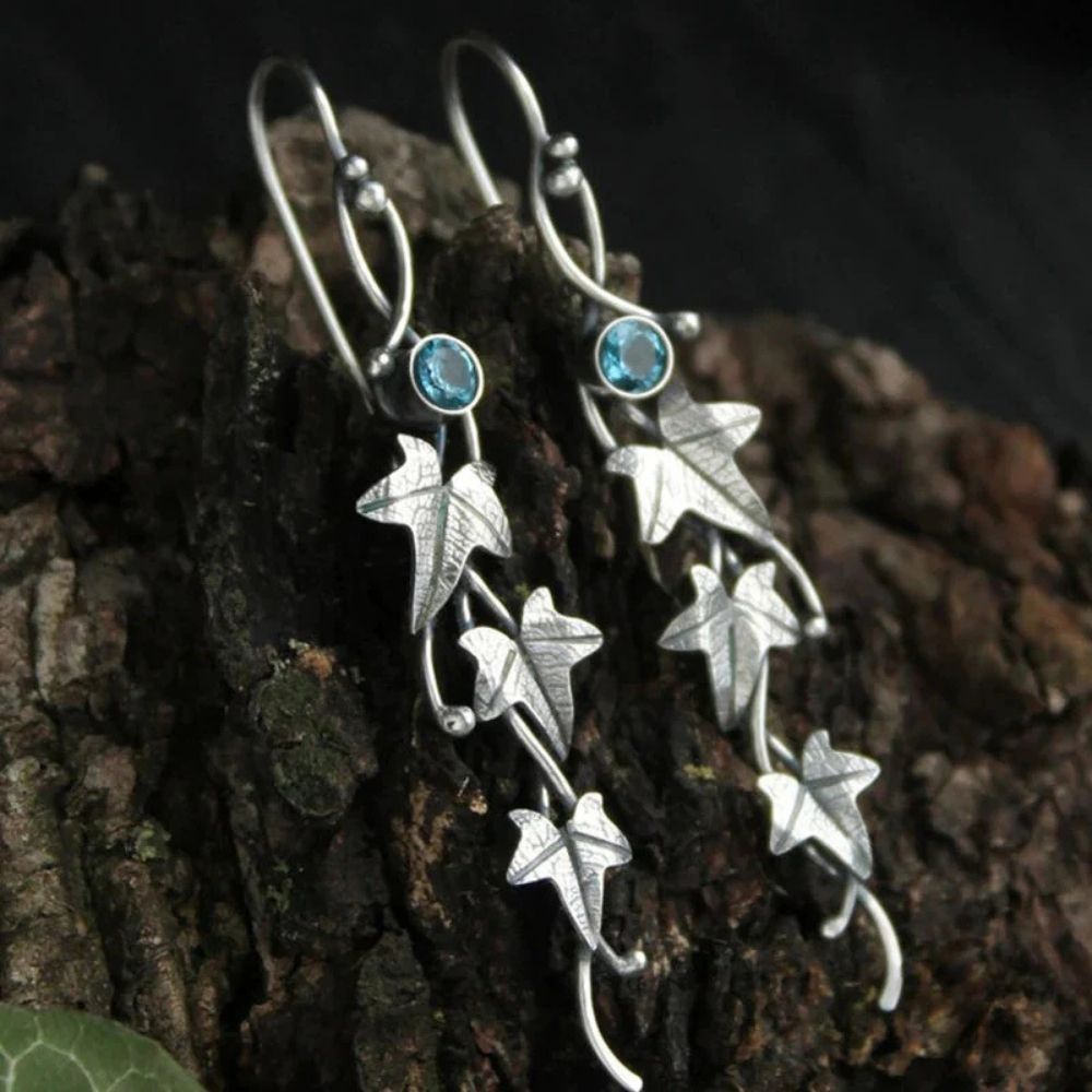 Liane de Lierre | Longues boucles d'oreilles argentées avec pierre bleue – Vue 01