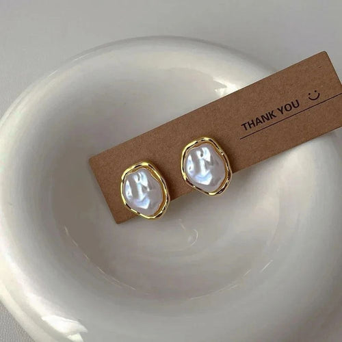 Serti Ondulé | Boucles d'oreilles dorées avec détail blanc irrégulier – Vue 01