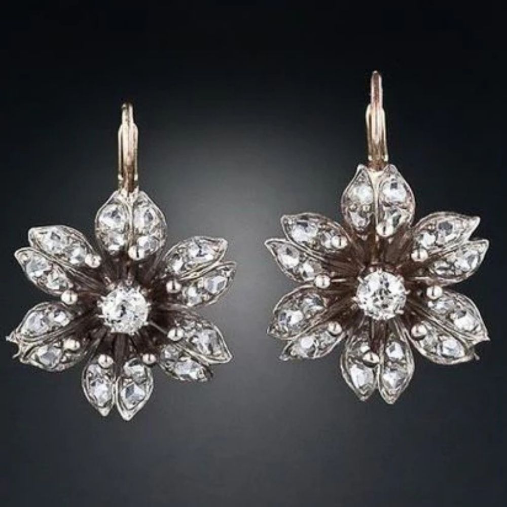 Éclat Floral | Boucles d'oreilles avec pierres claires en forme de fleur – Vue 01