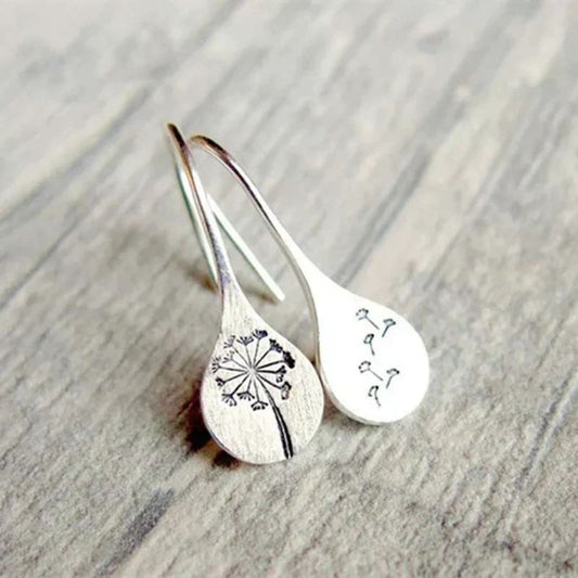 Pissenlit | Boucles d'oreilles gouttes argentées à motif de pissenlit – Vue 01