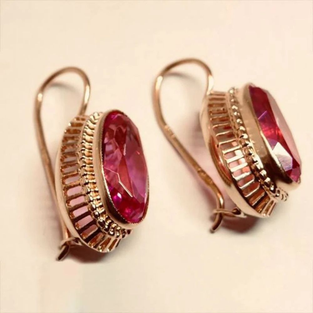Sillon de Rose | Boucles d'oreilles en or rose avec pierre rose rouge – Vue 01